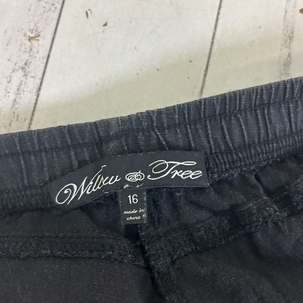 Black pants label detail view
