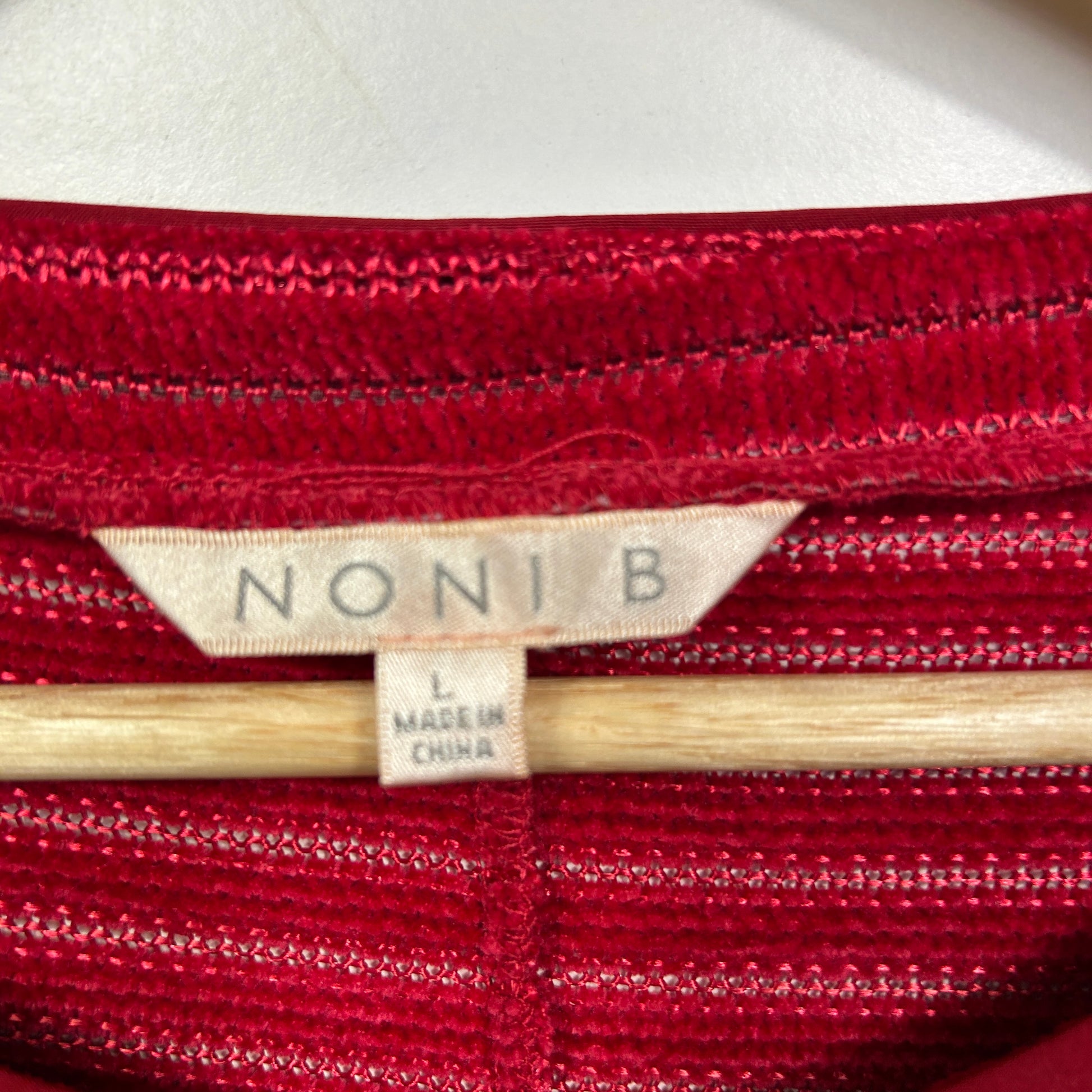 Red ribbed top label detail view