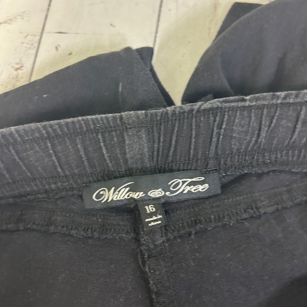 Black pants label detail view