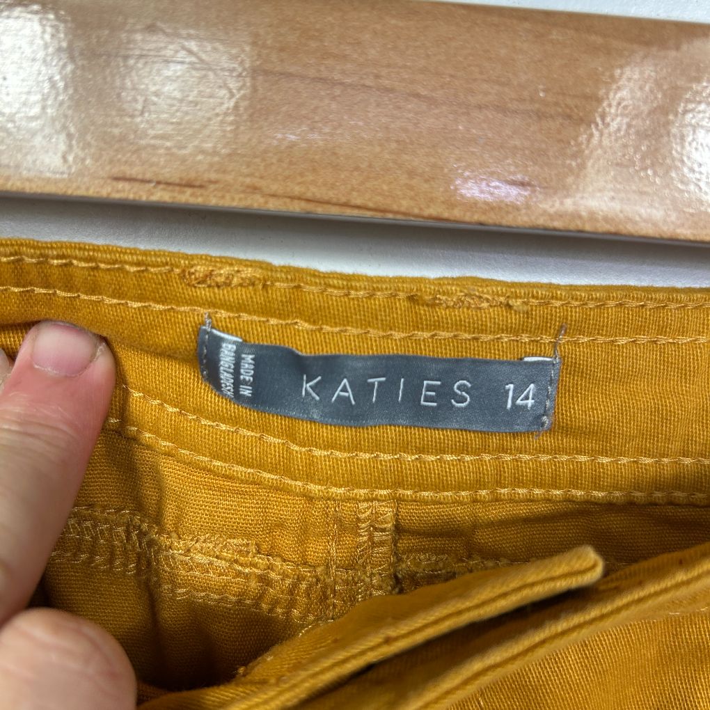 Yellow pants label detail view