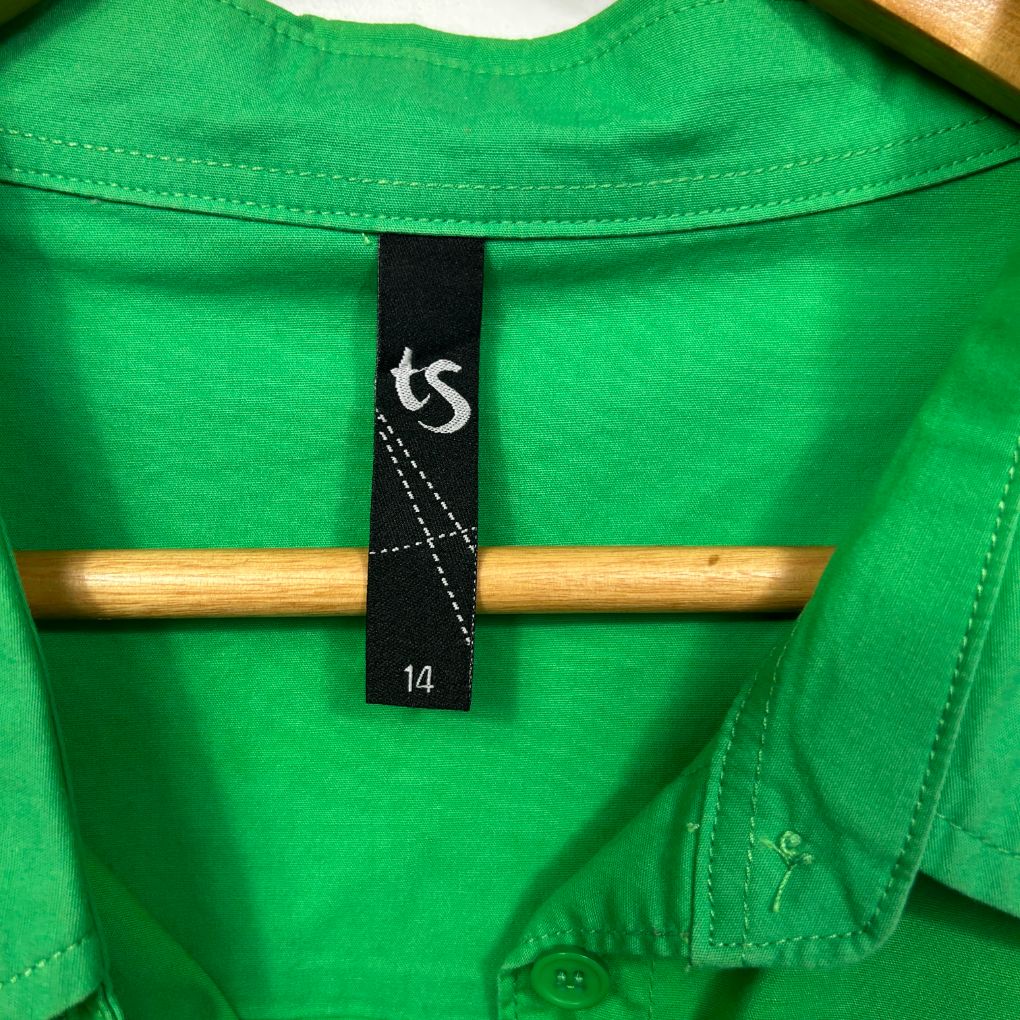 Green shirt label detail view