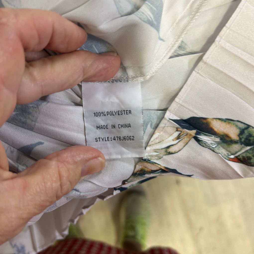 White polyester top label detail view