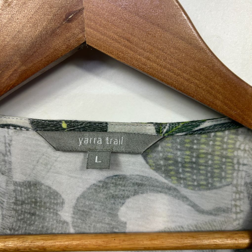 Yarra Trail grey and white abstract patterned top label detail view