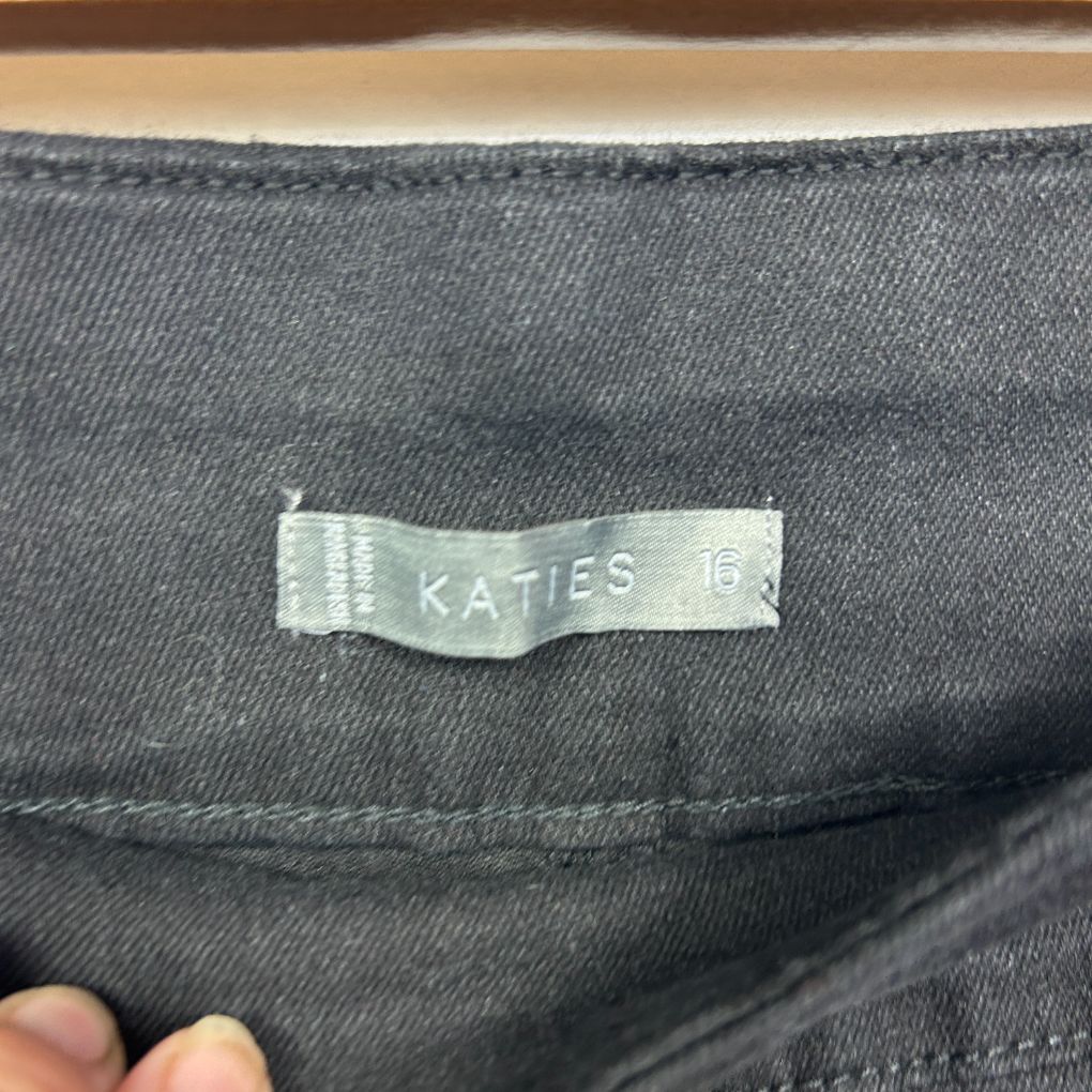 Black jeans label detail view