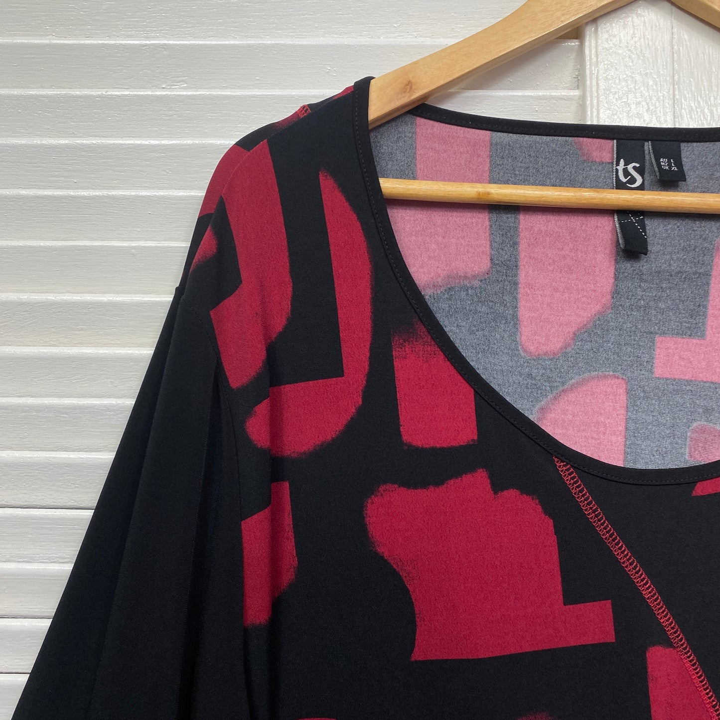 Taking Shape Tunic Top Size 20 Large Long Sleeve Red Black