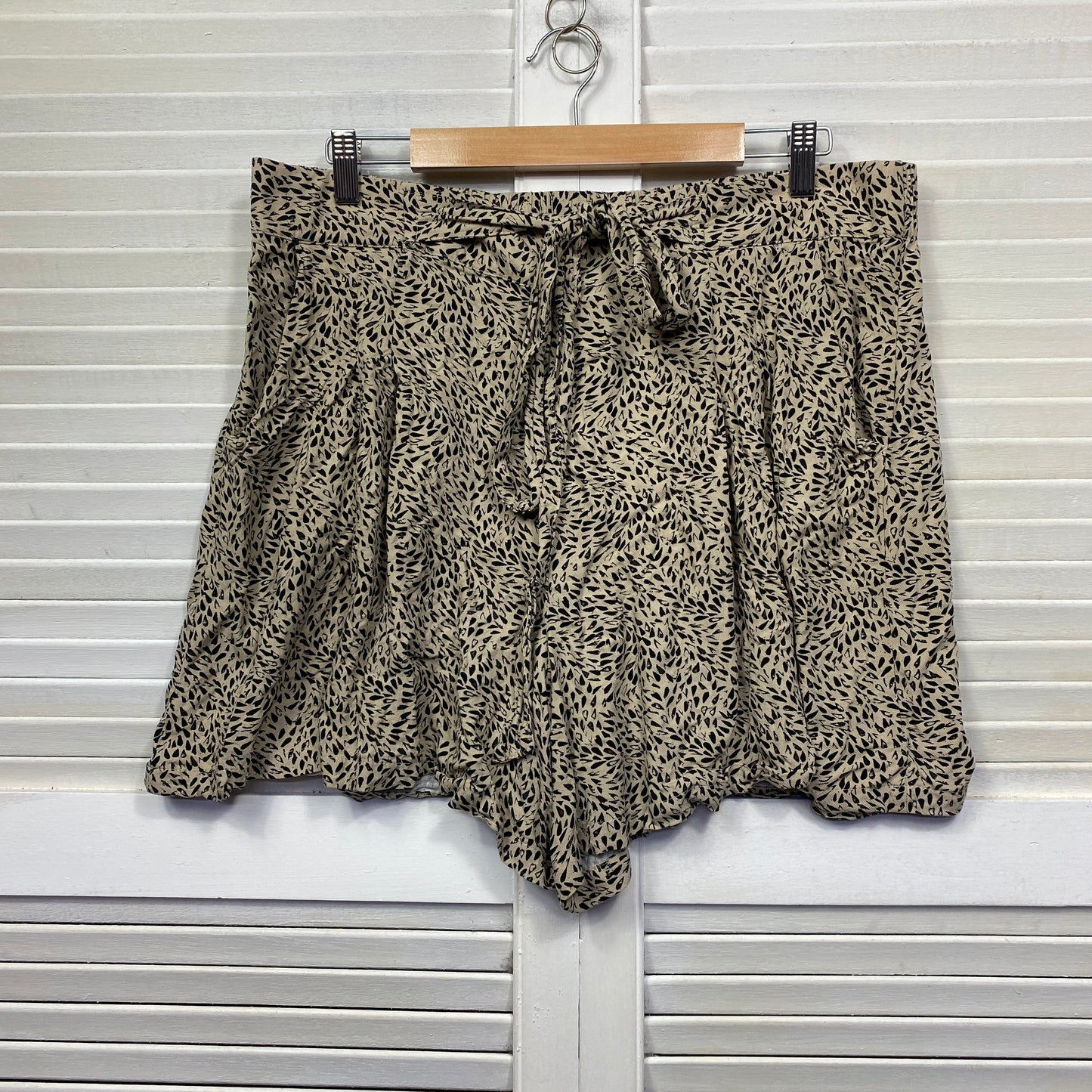 Anko Shorts Size 18 Plus Animal Print Pockets Viscose Belted