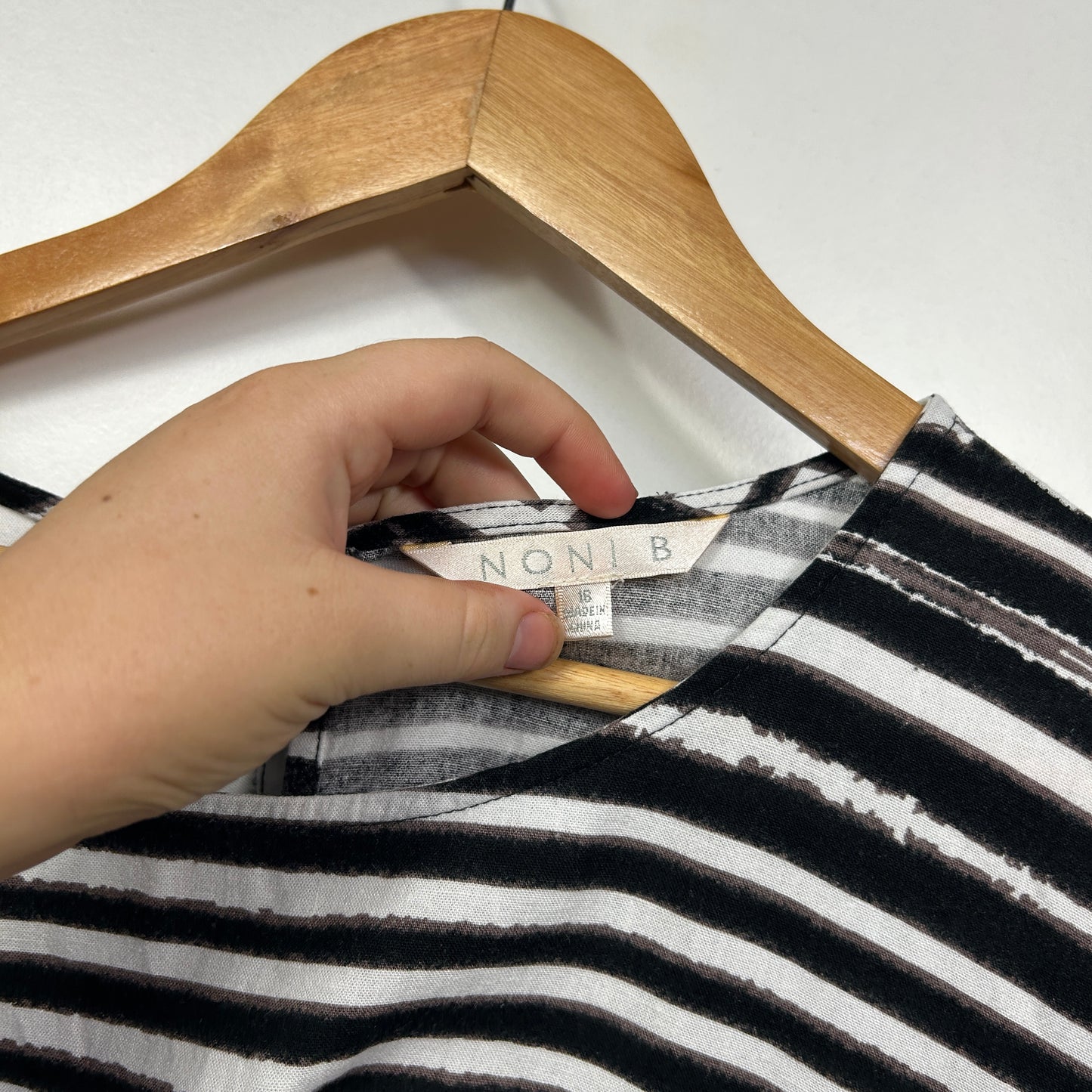 Noni B Black & White Geometric Stripe Top Size 16