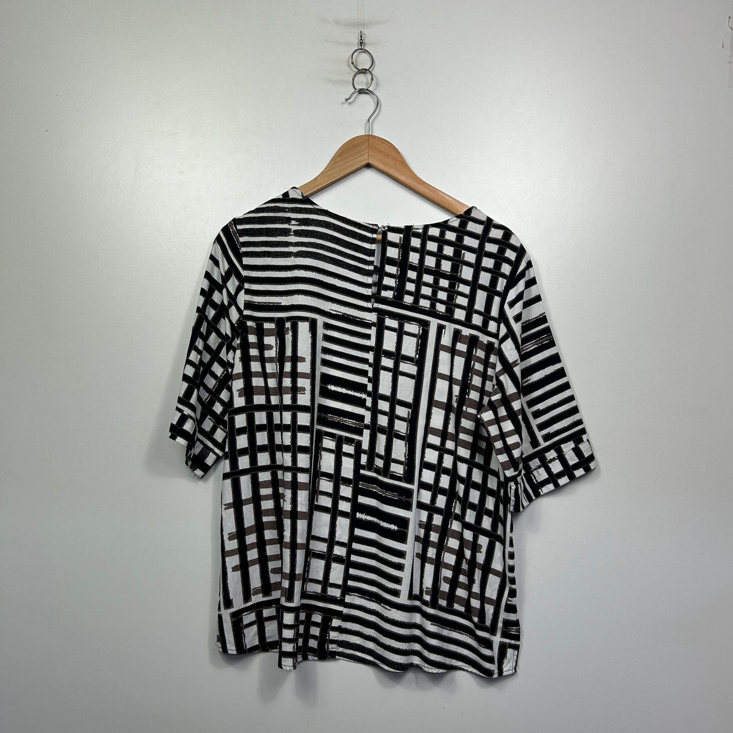 Noni B Black & White Geometric Stripe Top Size 16