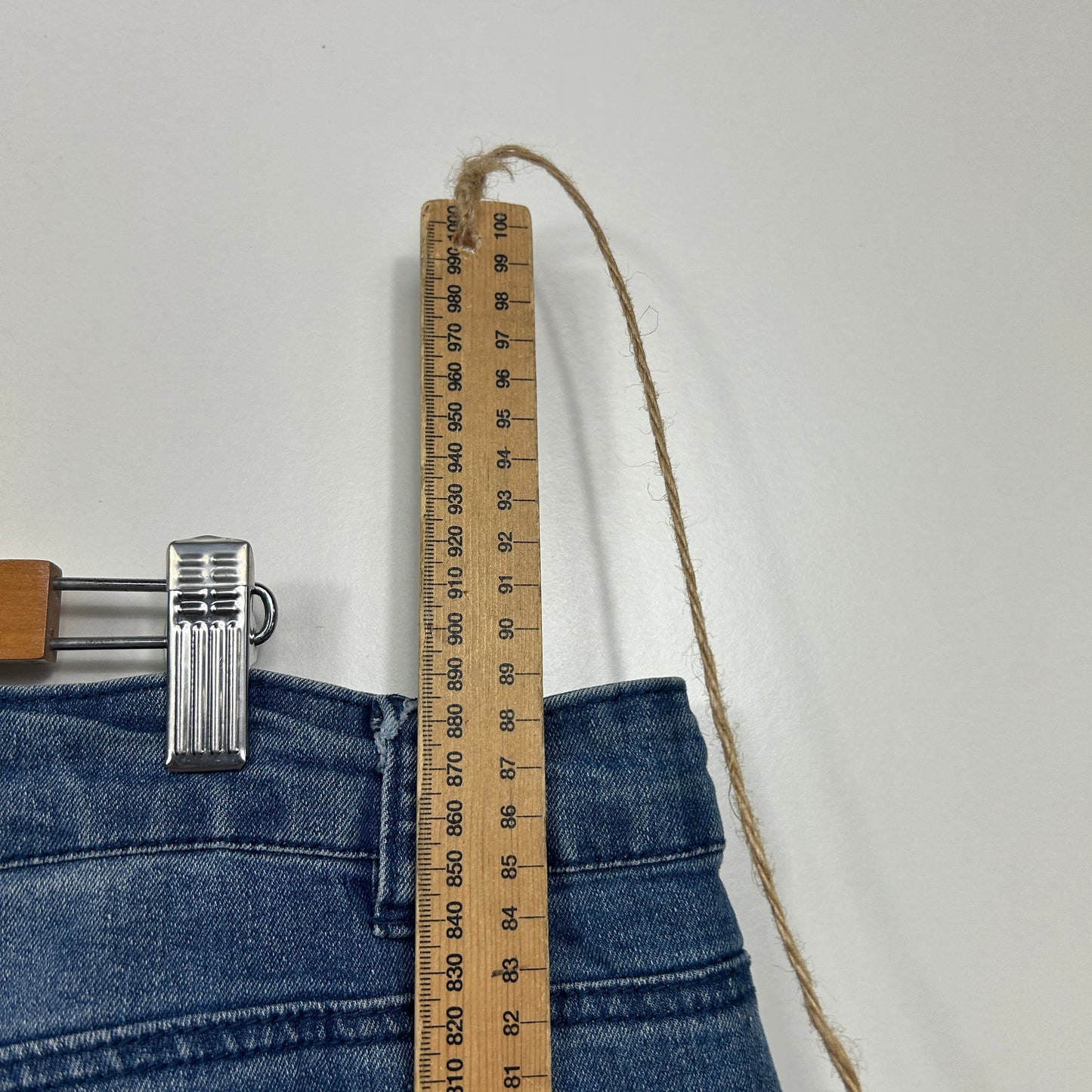 Beme Medium Wash Denim Capri Pants - Size 24  (Fault - Marks)