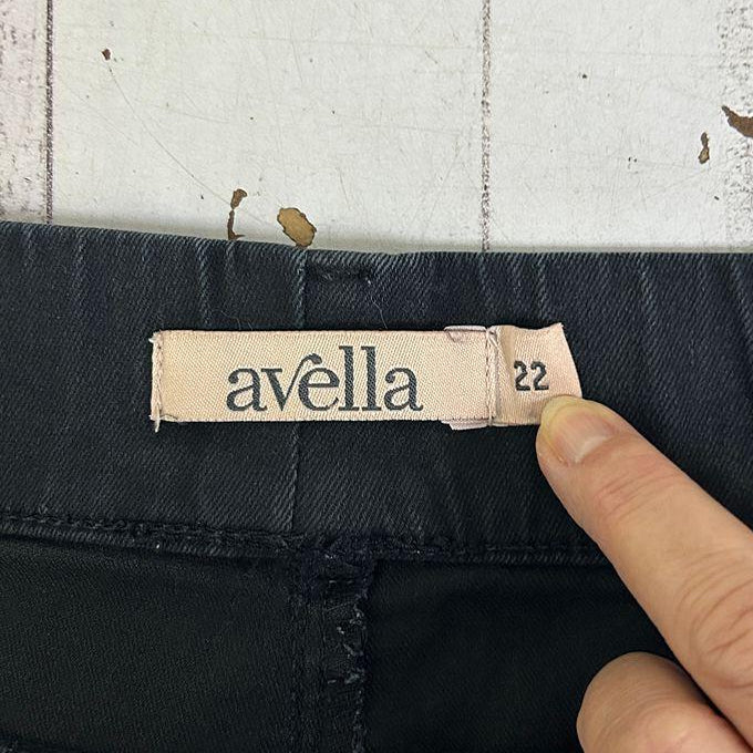 Avella Black Shorts - Size 22