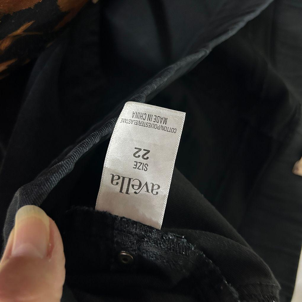 Avella Black Shorts - Size 22