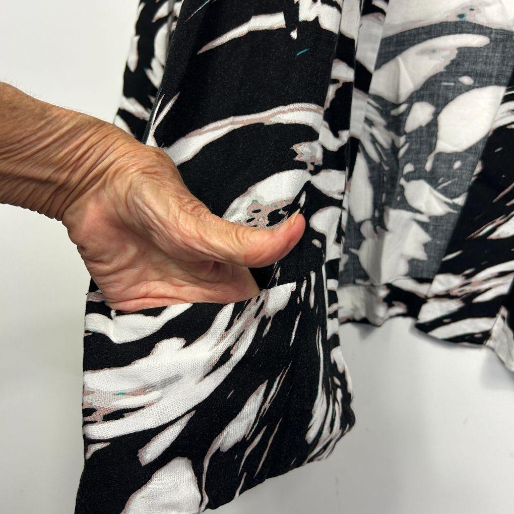 Black and White Abstract Print Kimono Jacket - 14/16