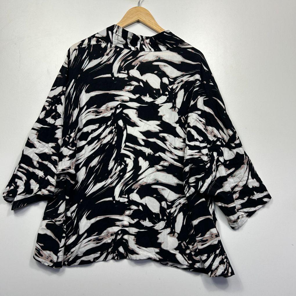 Black and White Abstract Print Kimono Jacket - 14/16