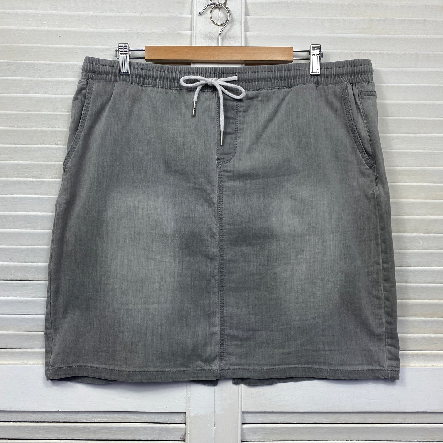 Suzanne Grae Denim Skirt Size XL Grey Pockets Short Length