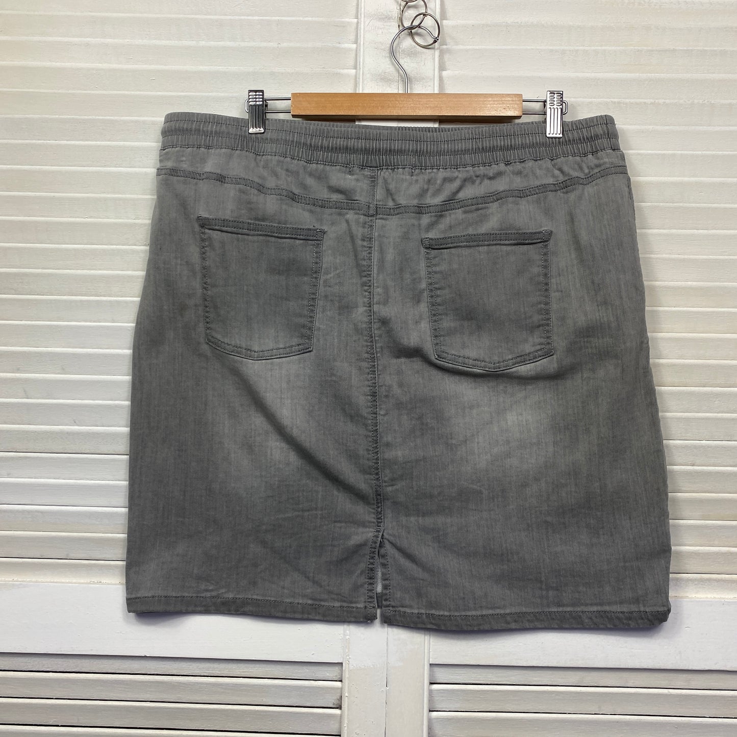 Suzanne Grae Denim Skirt Size XL Grey Pockets Short Length