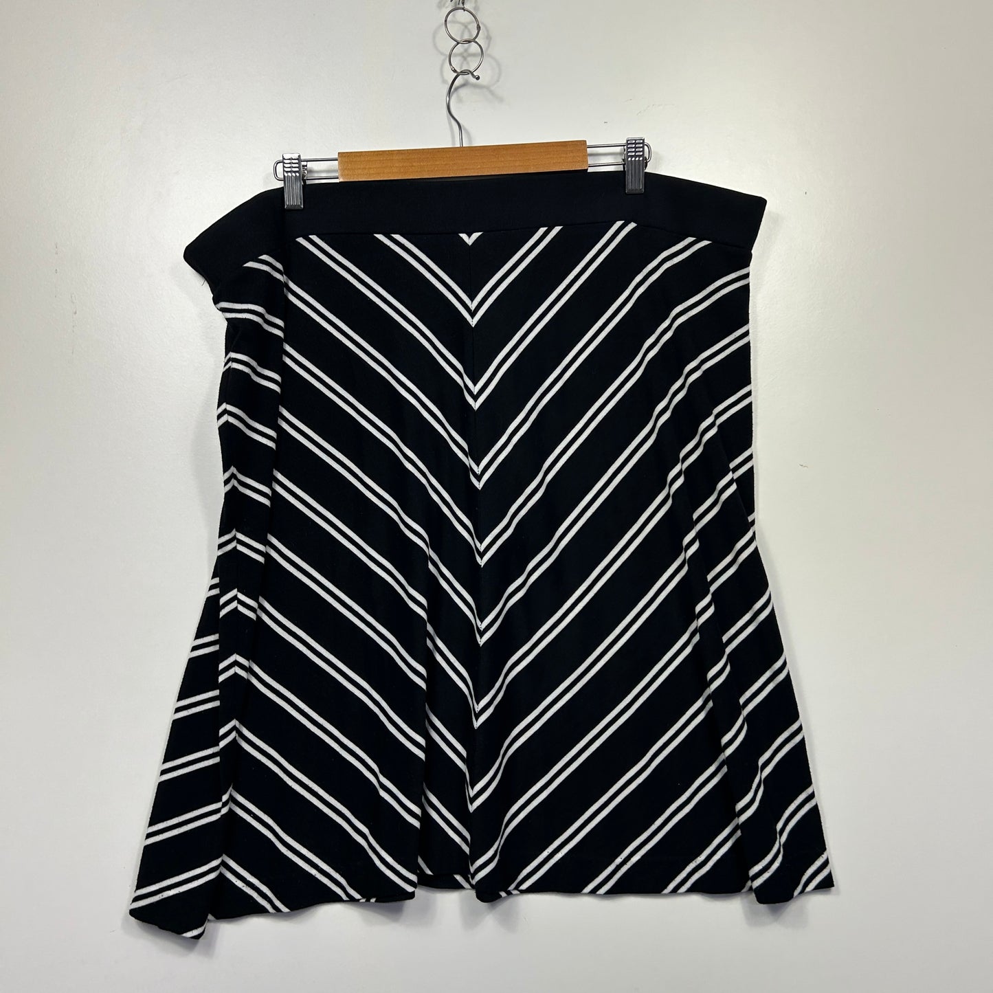 Avella Black White Skirt - Size 22