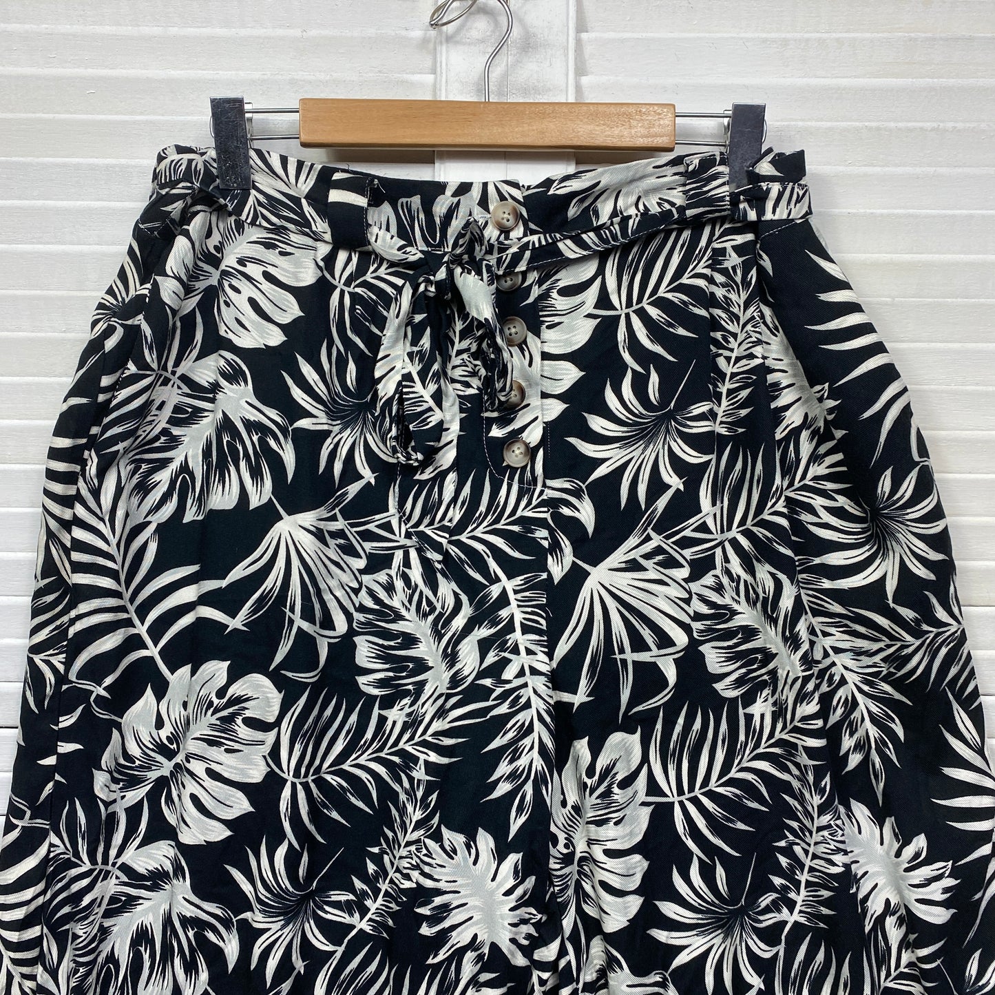 Rockmans Cropped  Pants Size 18 Black White Floral Wide Leg Viscose