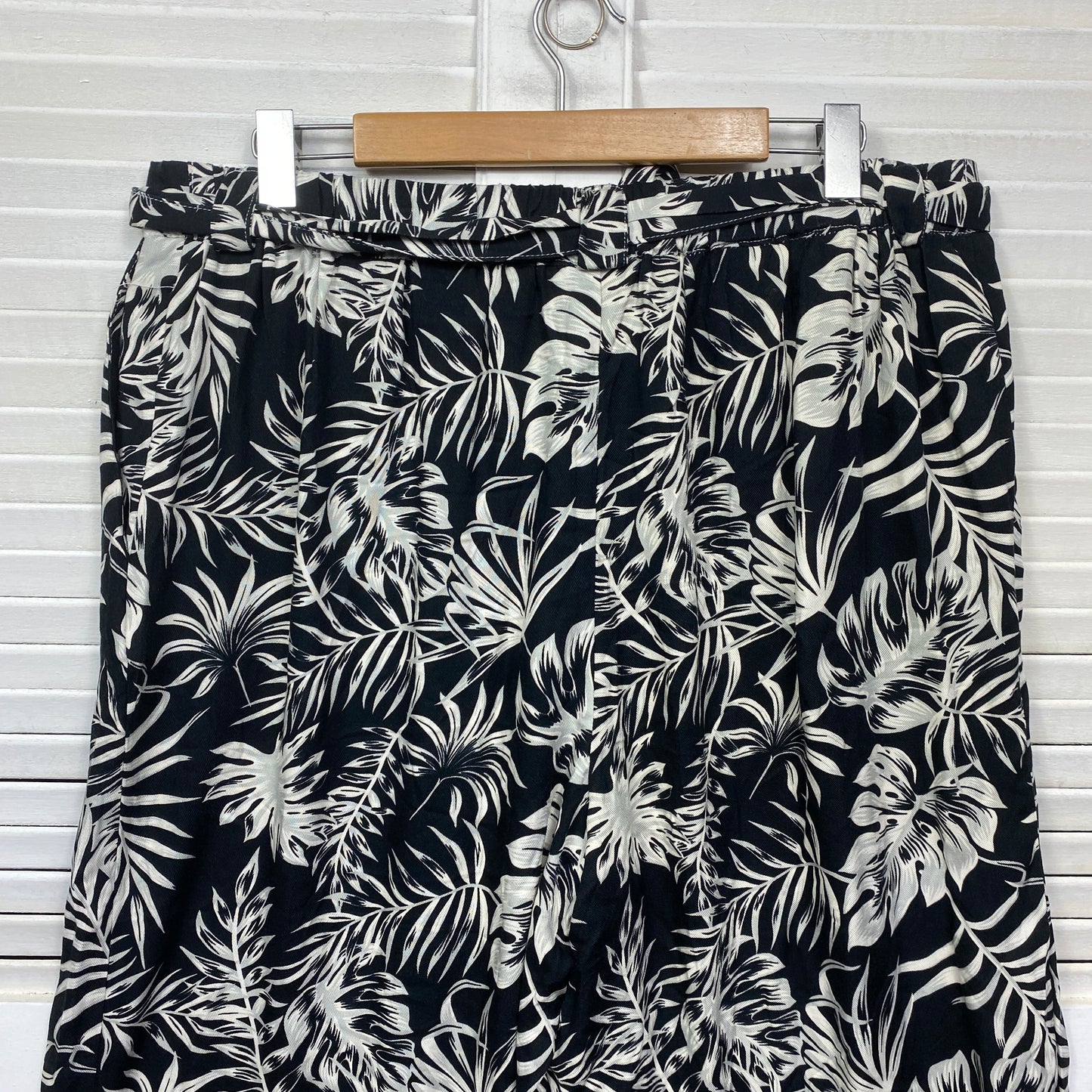 Rockmans Cropped  Pants Size 18 Black White Floral Wide Leg Viscose