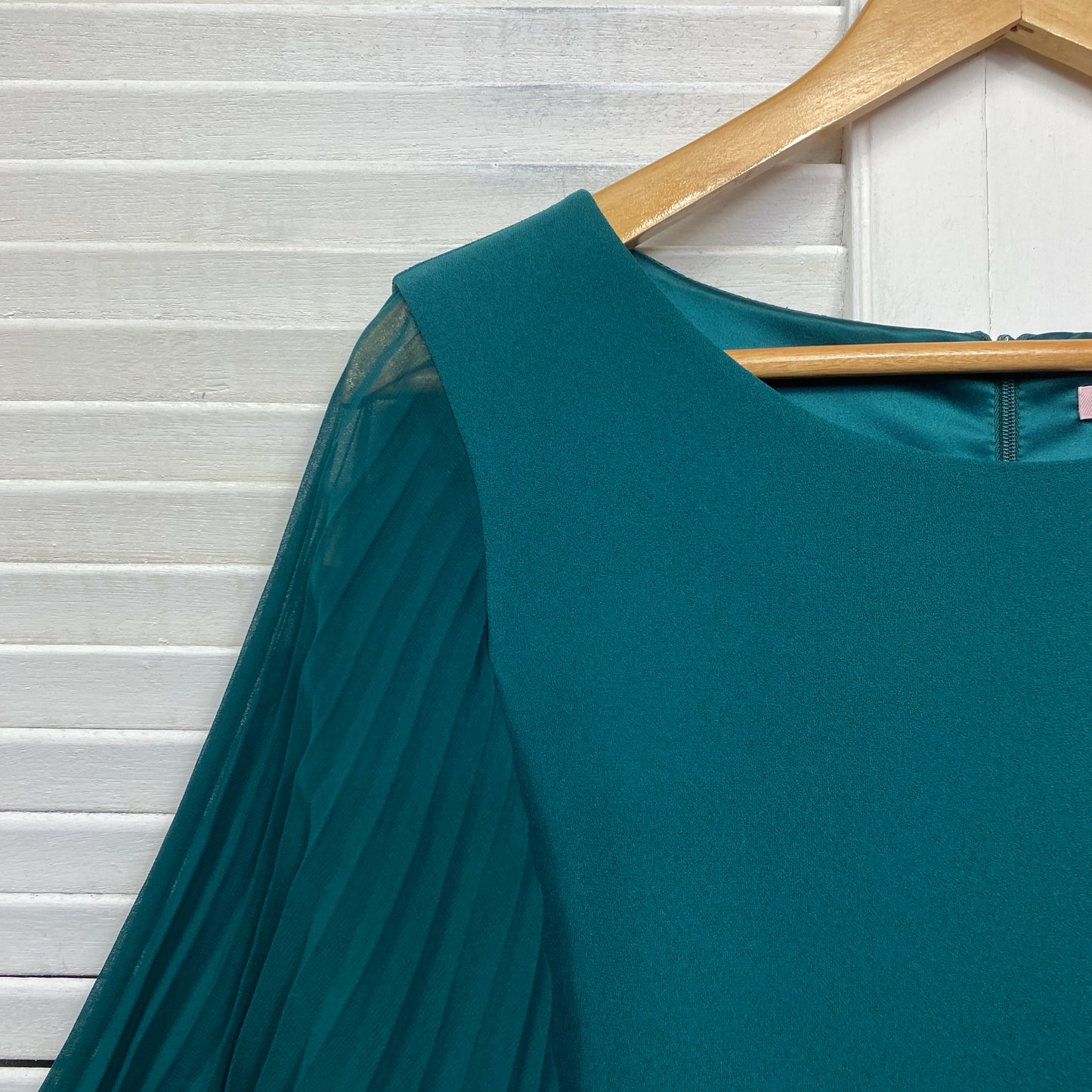 Review Dress Size 16 Emerald Green Pleated Sleeve Cocktail