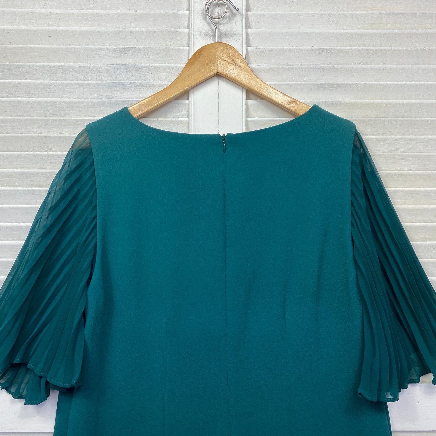 Review Dress Size 16 Emerald Green Pleated Sleeve Cocktail