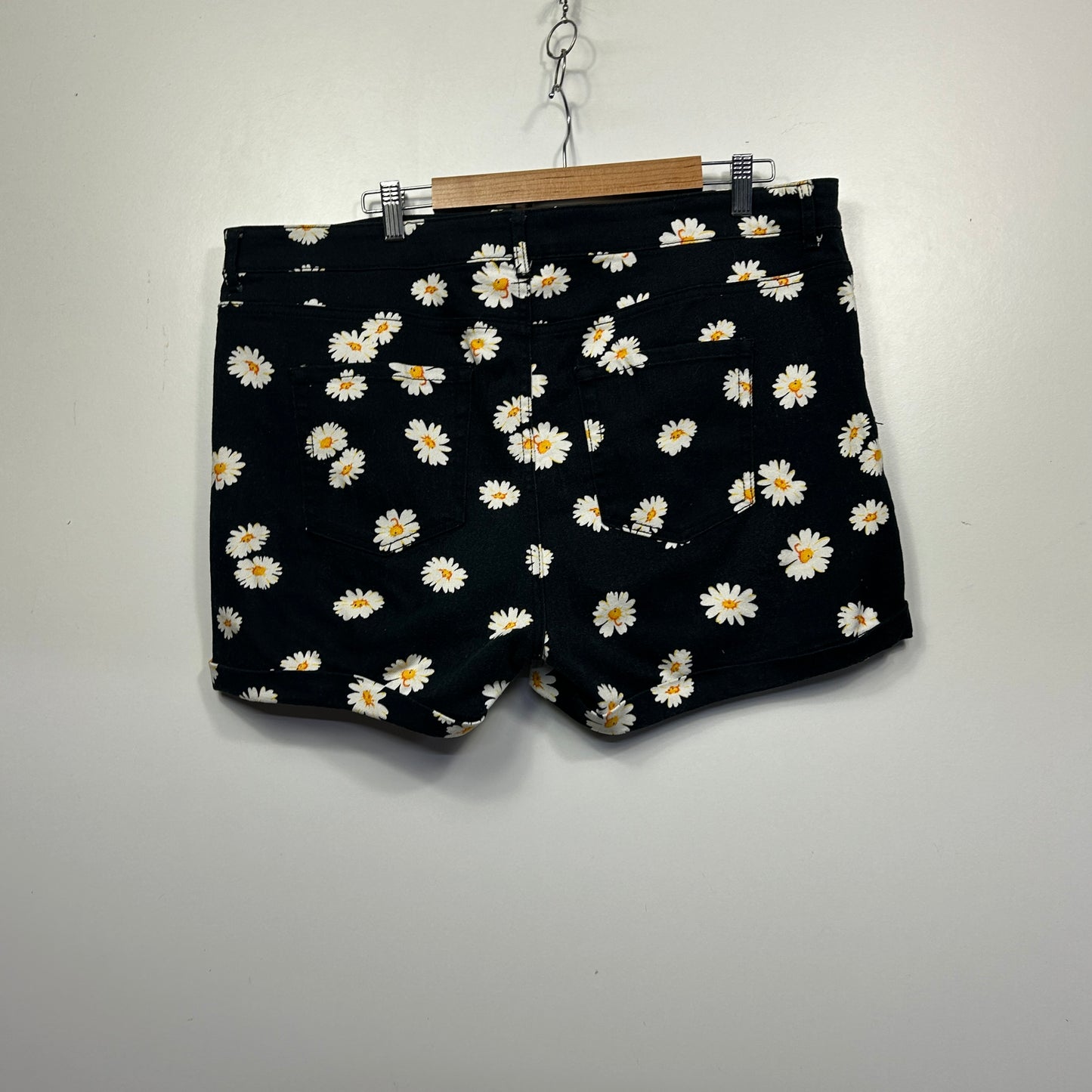 Forever 21+ Black Daisy Print Shorts - Size 20/22