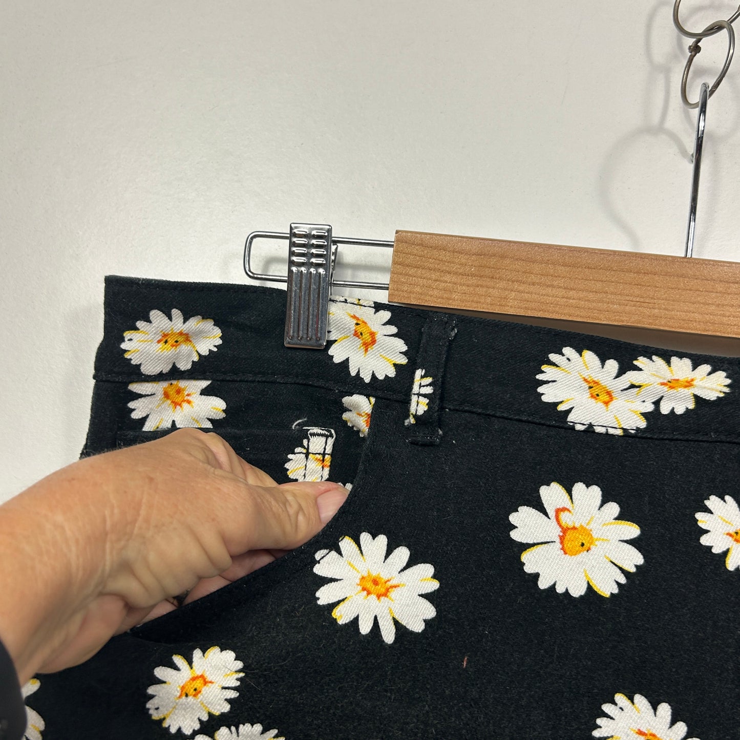Forever 21+ Black Daisy Print Shorts - Size 20/22