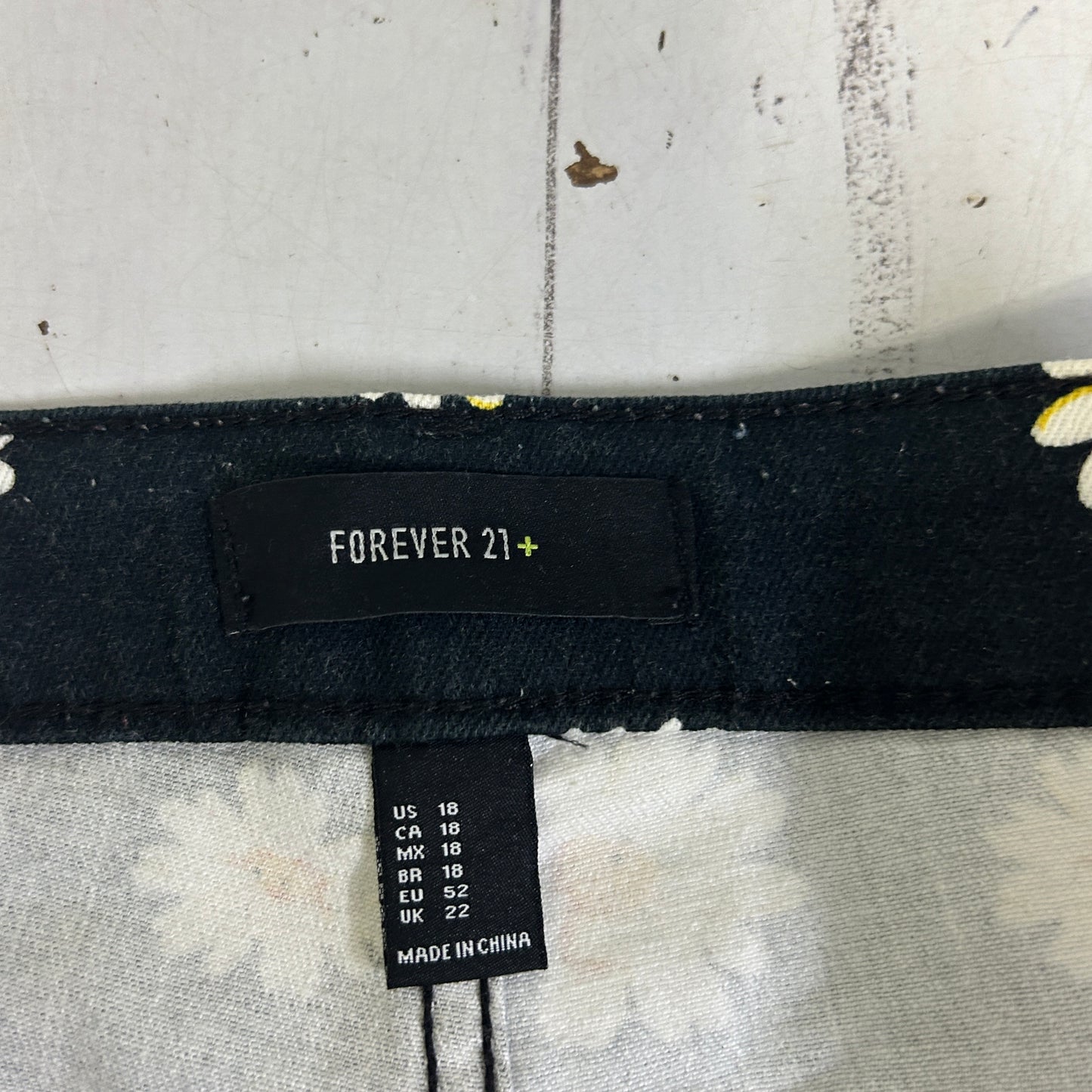 Forever 21+ Black Daisy Print Shorts - Size 20/22