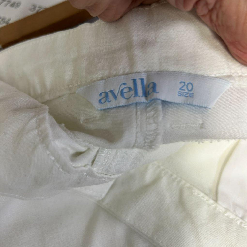 Avella White Casual Shorts - Size 20