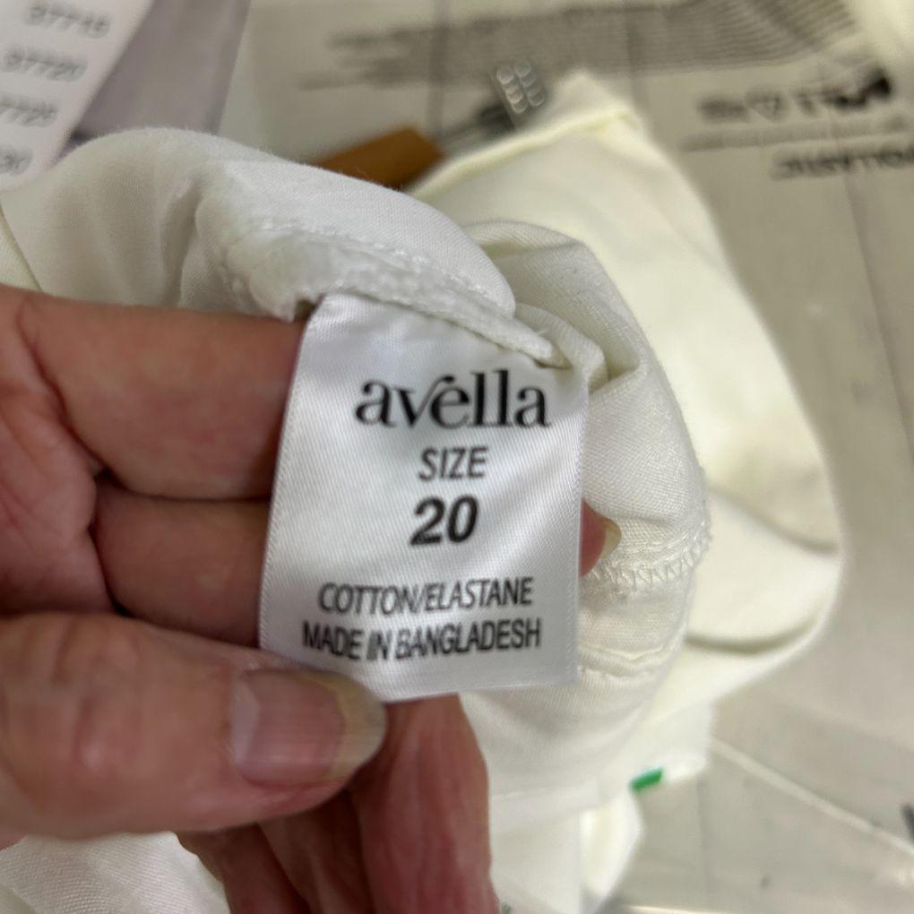 Avella White Casual Shorts - Size 20