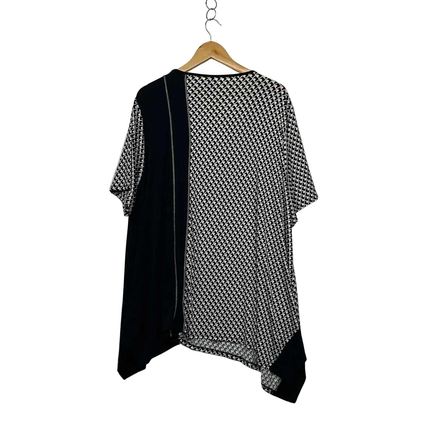 Taking Shape Black & White Geometric Print Asymmetric Top - Size 22/XL