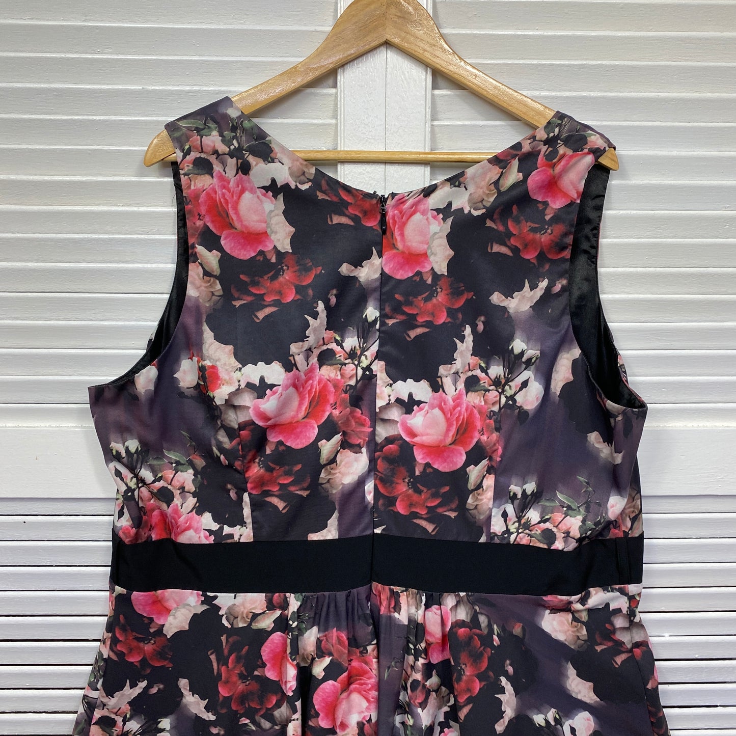 City Chic Dress Size 16 18? Black Floral Sleeveless Fit & Flare Cocktail