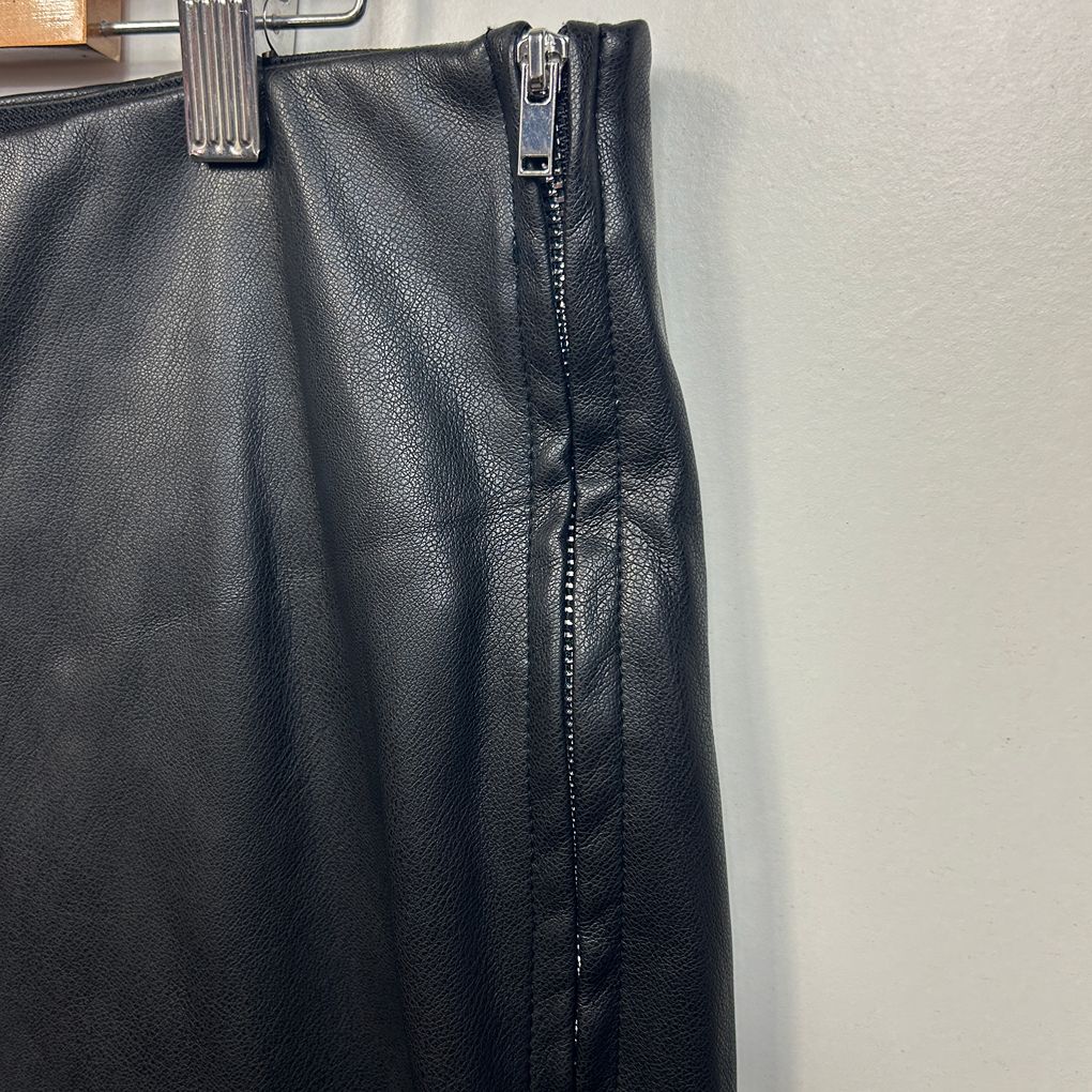 Refinity Black Pants - Size 18