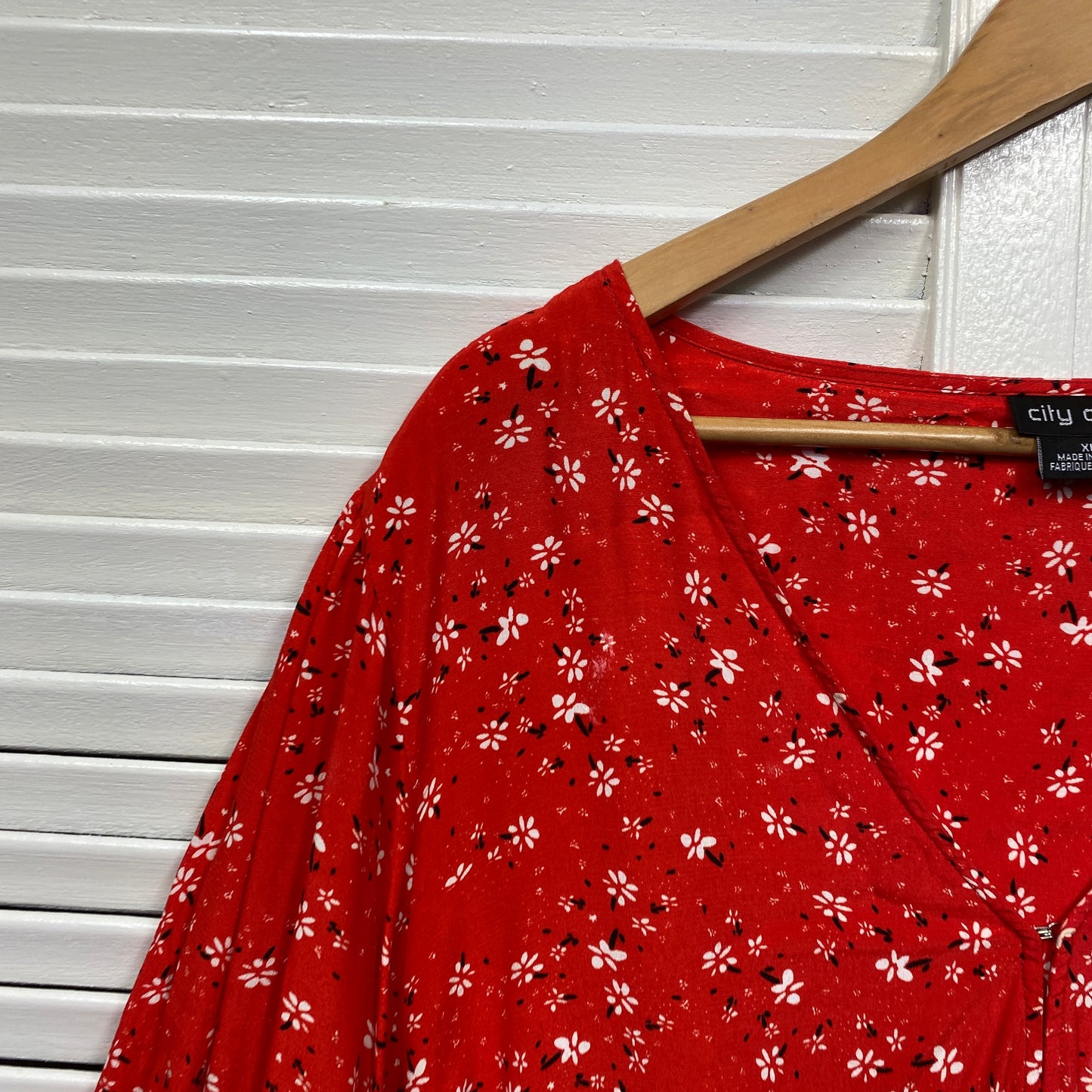 City Chic Top 22 XL Plus Red Floral Short Sleeve V Neck