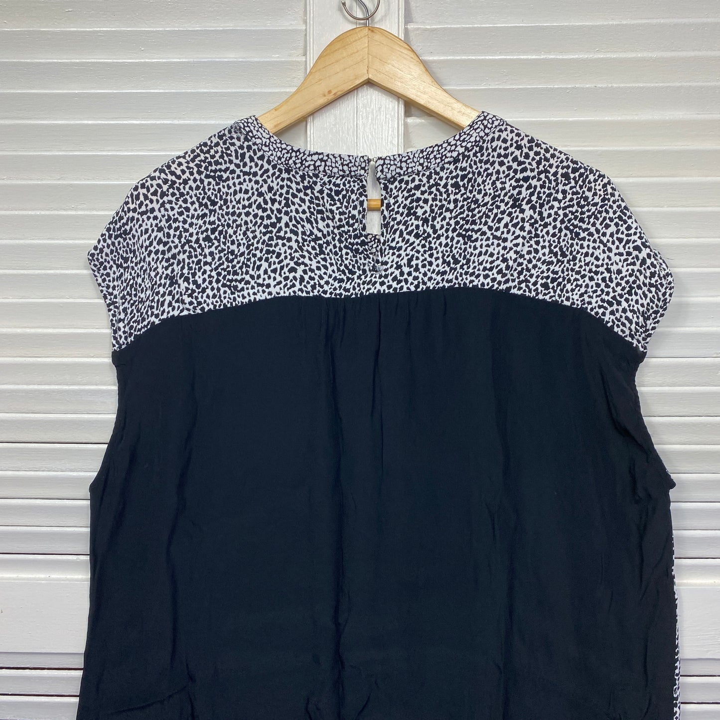 Sussan Top Size 18 Plus Black White Sleeveless