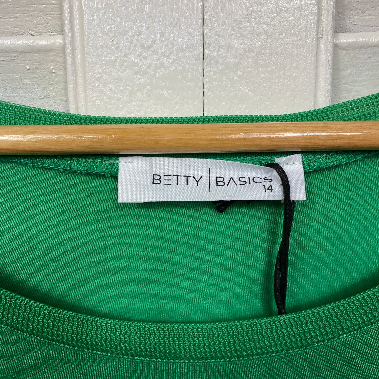 Betty Basics Percy Top Size 14 Green Long Sleeve Viscose New