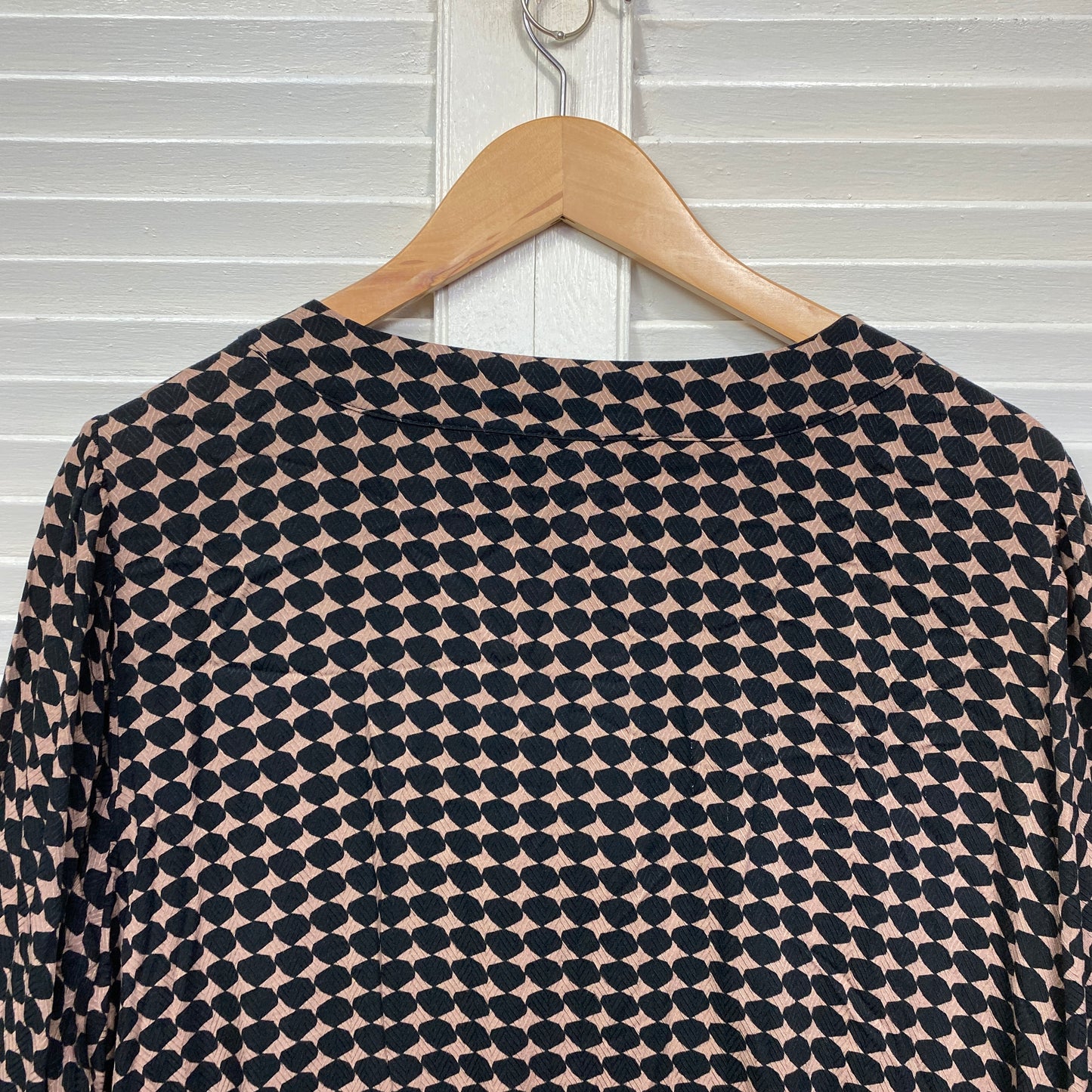 Target Curve Top Size 18 Long Sleeve Black Beige