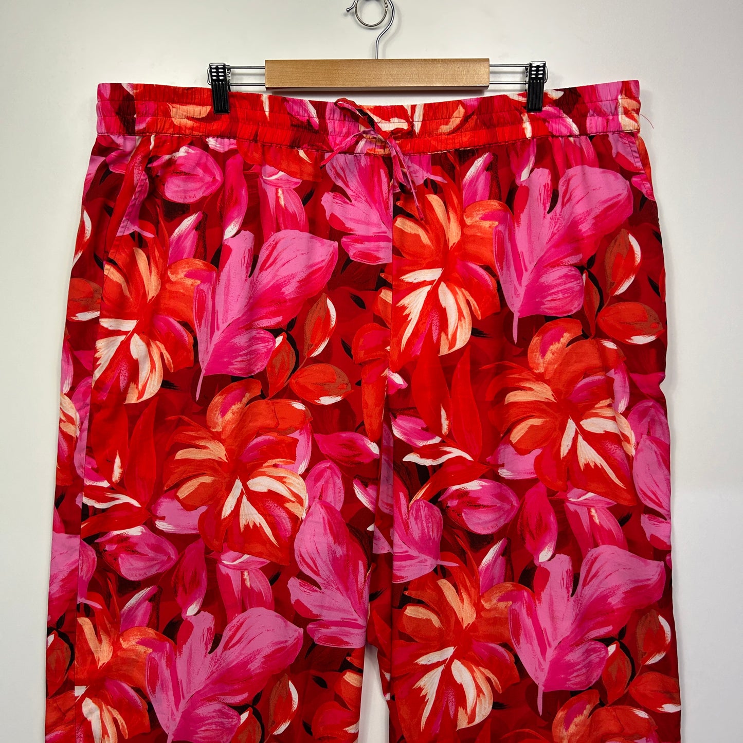 Jacqui E Cropped Pants Size 22 Pink Floral Pockets