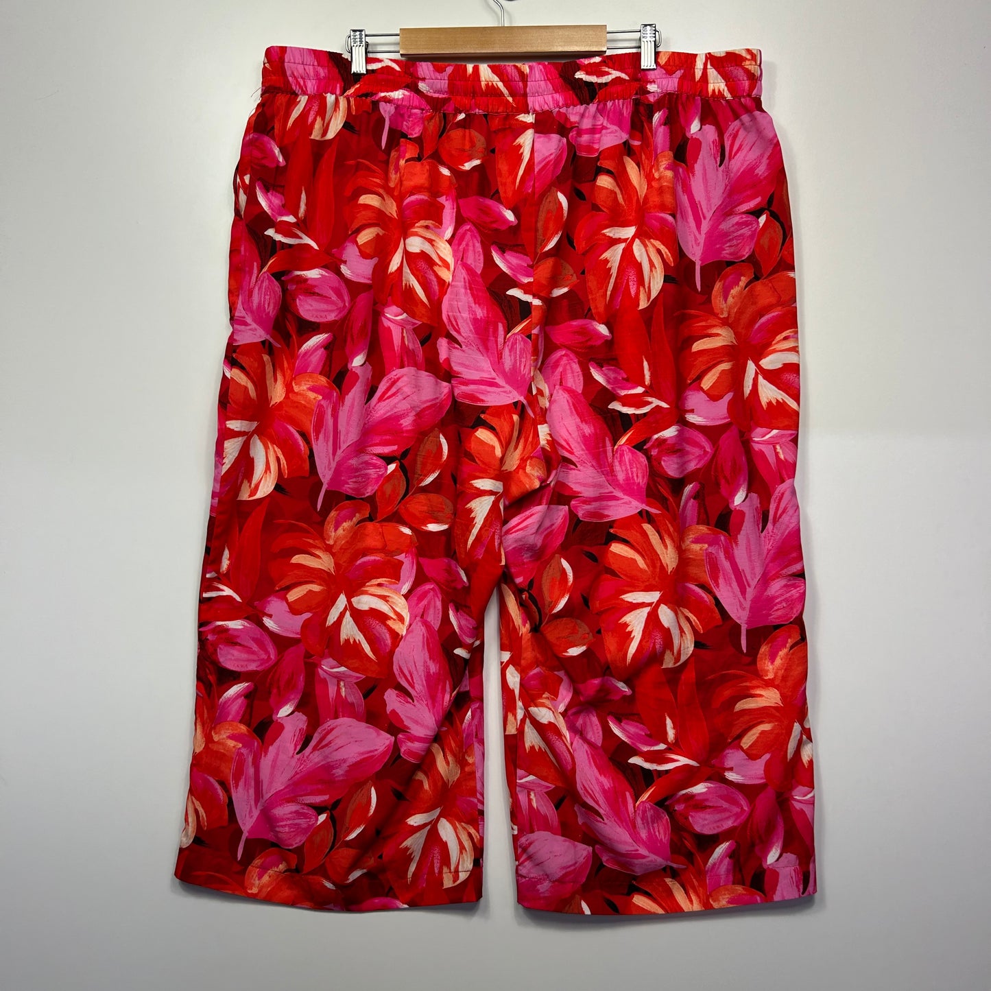 Jacqui E Cropped Pants Size 22 Pink Floral Pockets