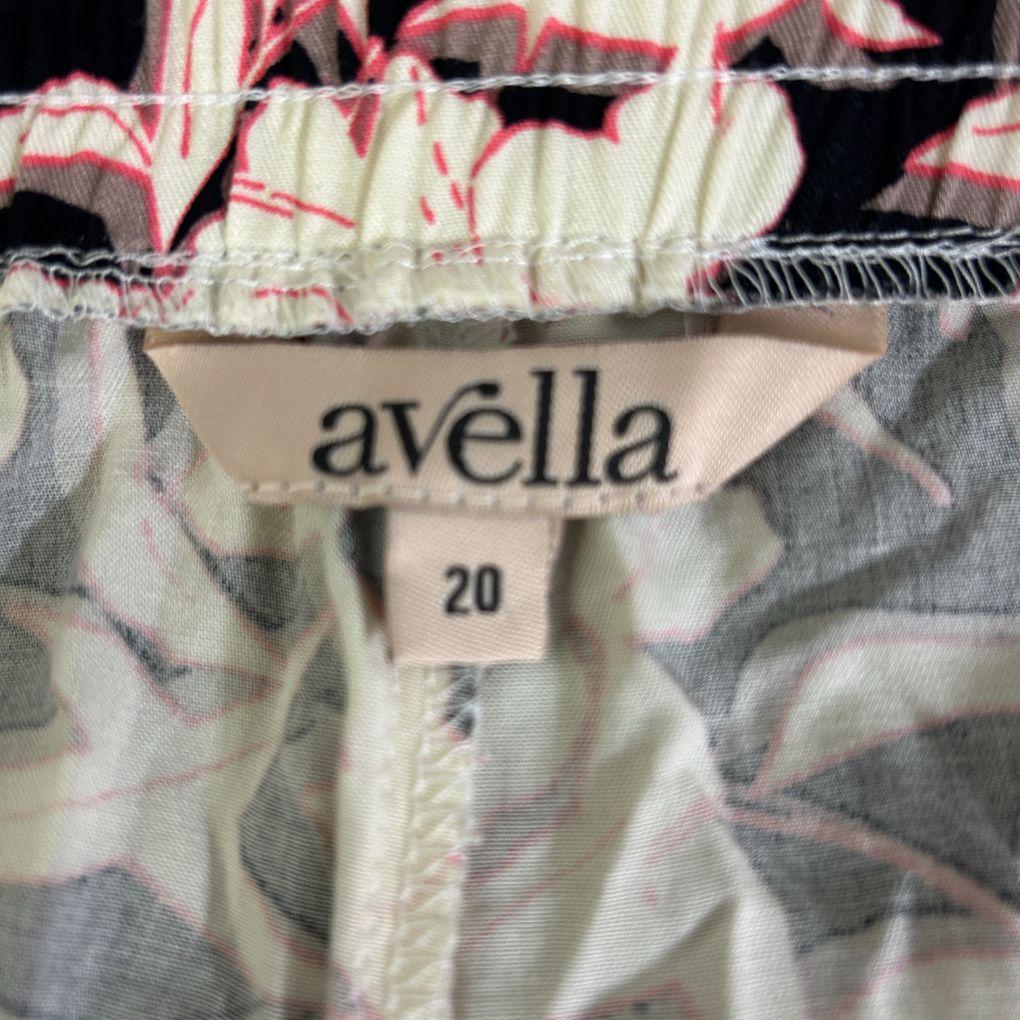 Avella Black Floral Shorts - Size 20