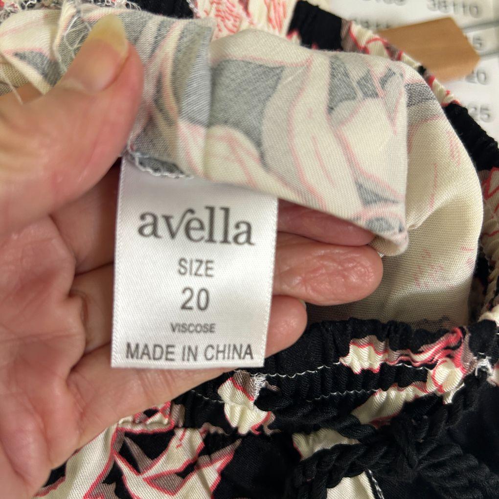 Avella Black Floral Shorts - Size 20