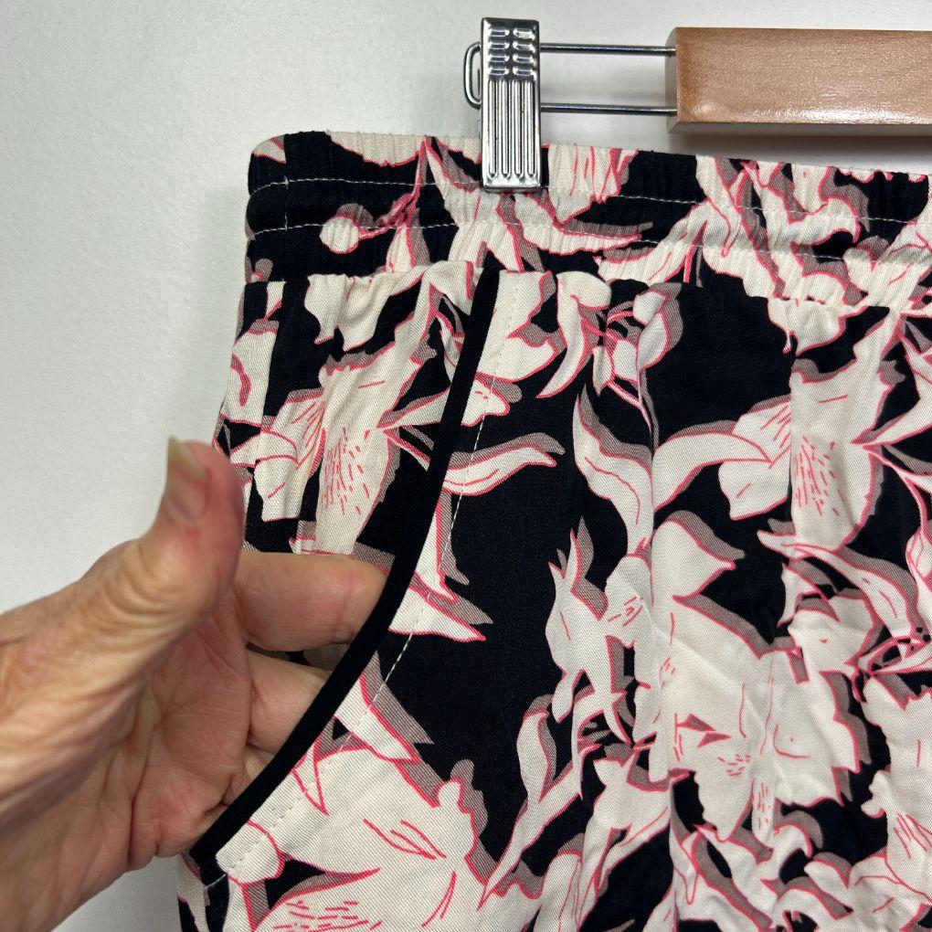 Avella Black Floral Shorts - Size 20