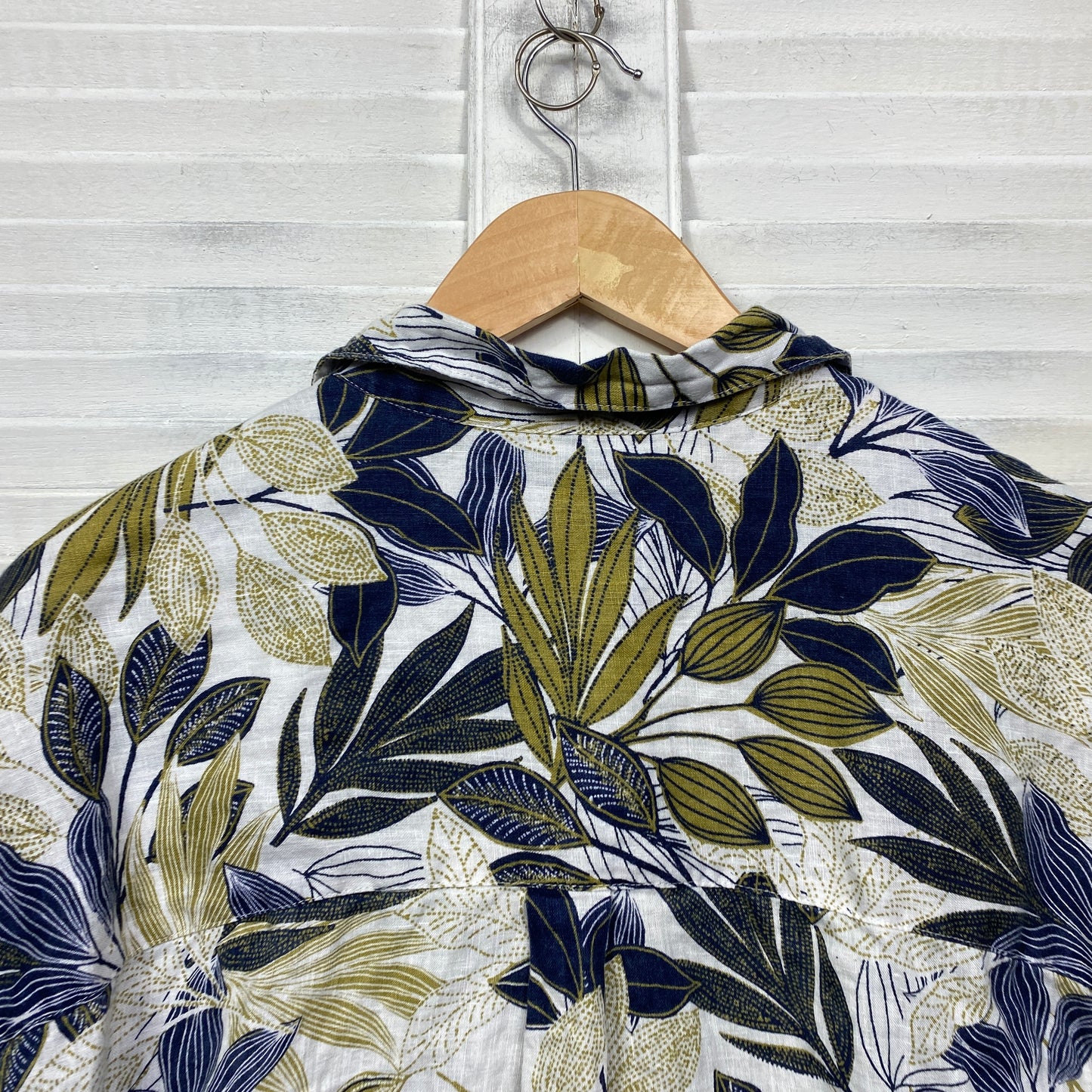 Tahari Linen Top Size Large 14 Button Up Collared Floral