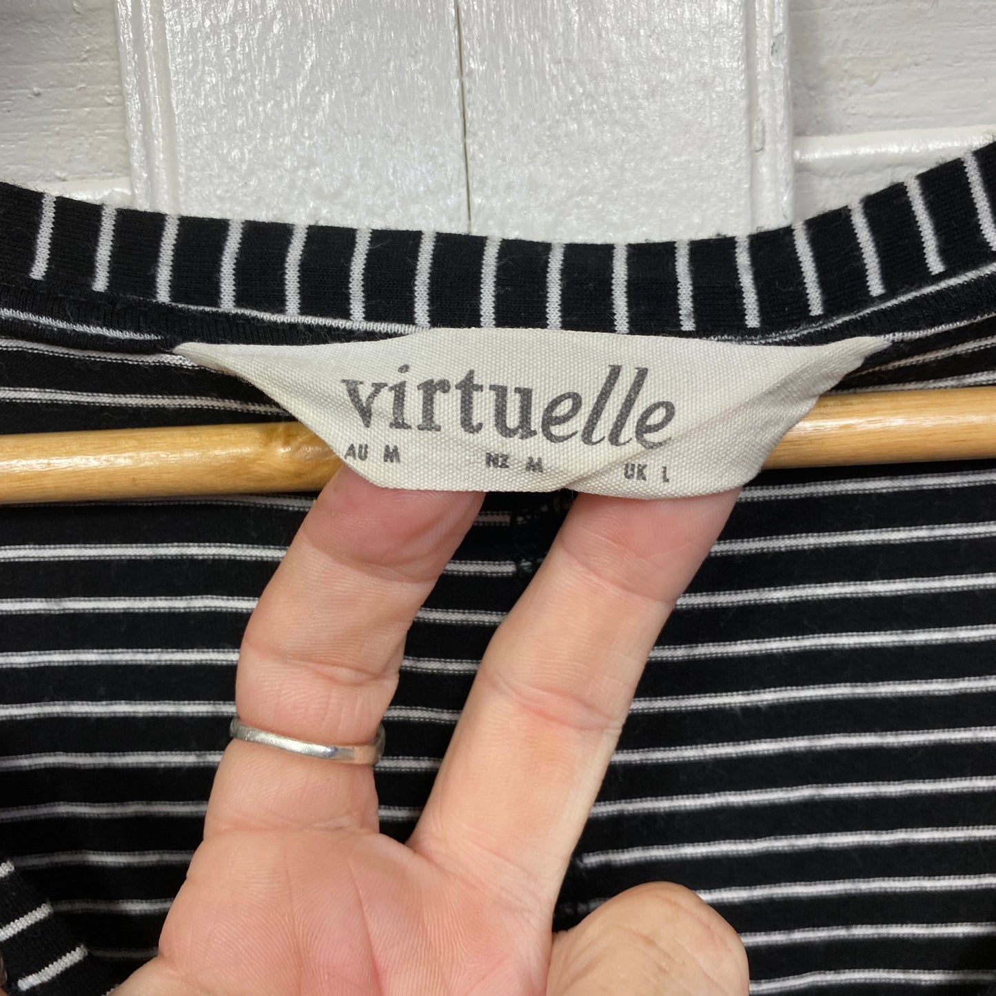 Virtuelle Top Size 18 Medium Black White Striped Short Sleeve