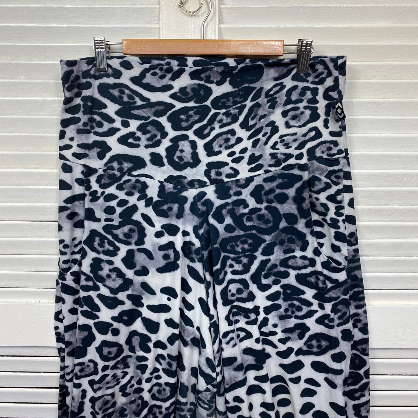 Exoticathletica Capri Leggings Pants Size XXL Soft Touch Pockets Animal Print