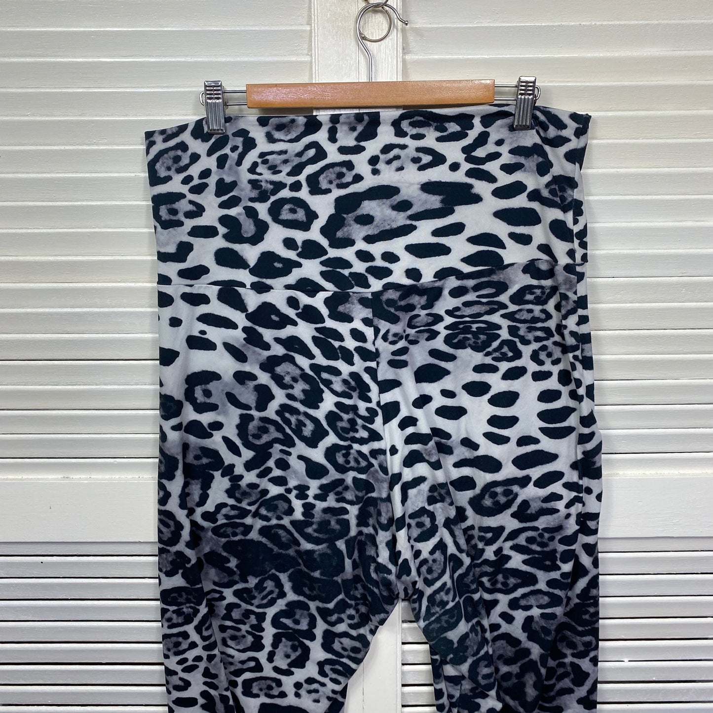 Exoticathletica Capri Leggings Pants Size XXL Soft Touch Pockets Animal Print