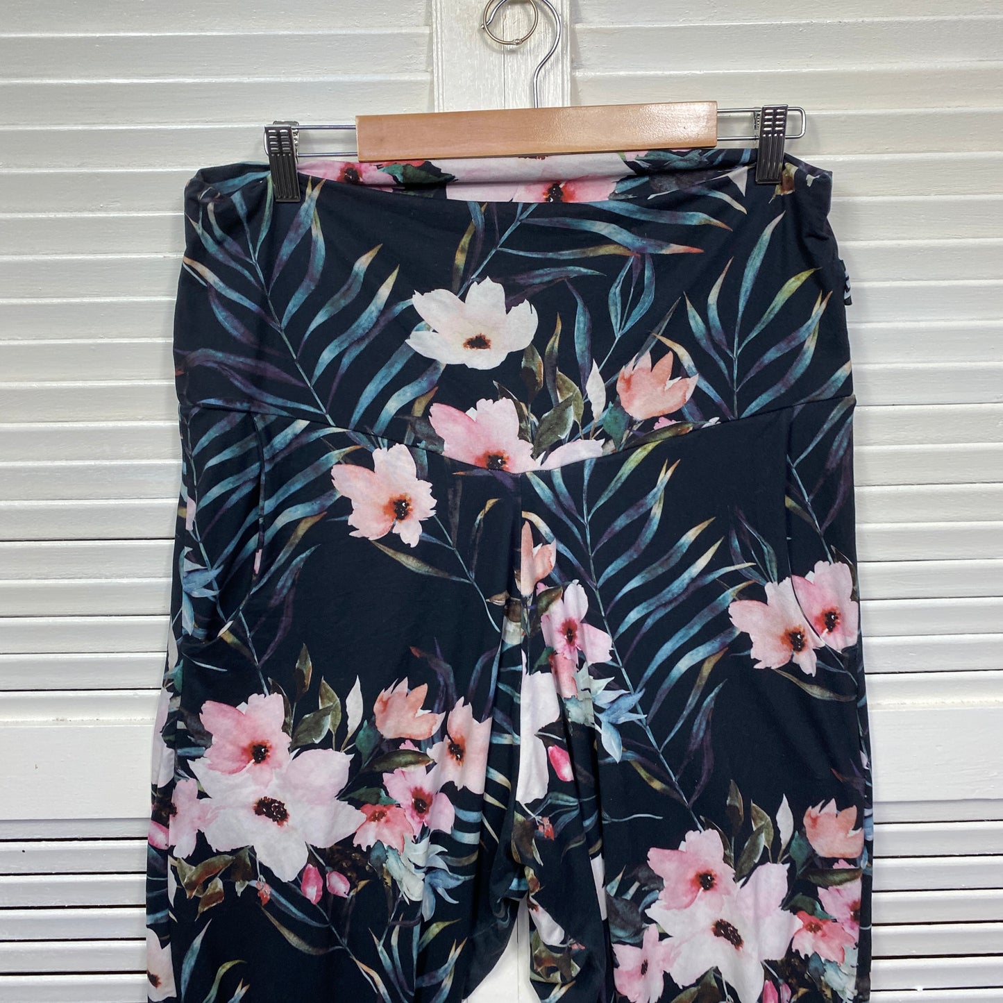 Exoticathletica Capri Leggings Pants Size XXL Soft Touch Pockets Floral