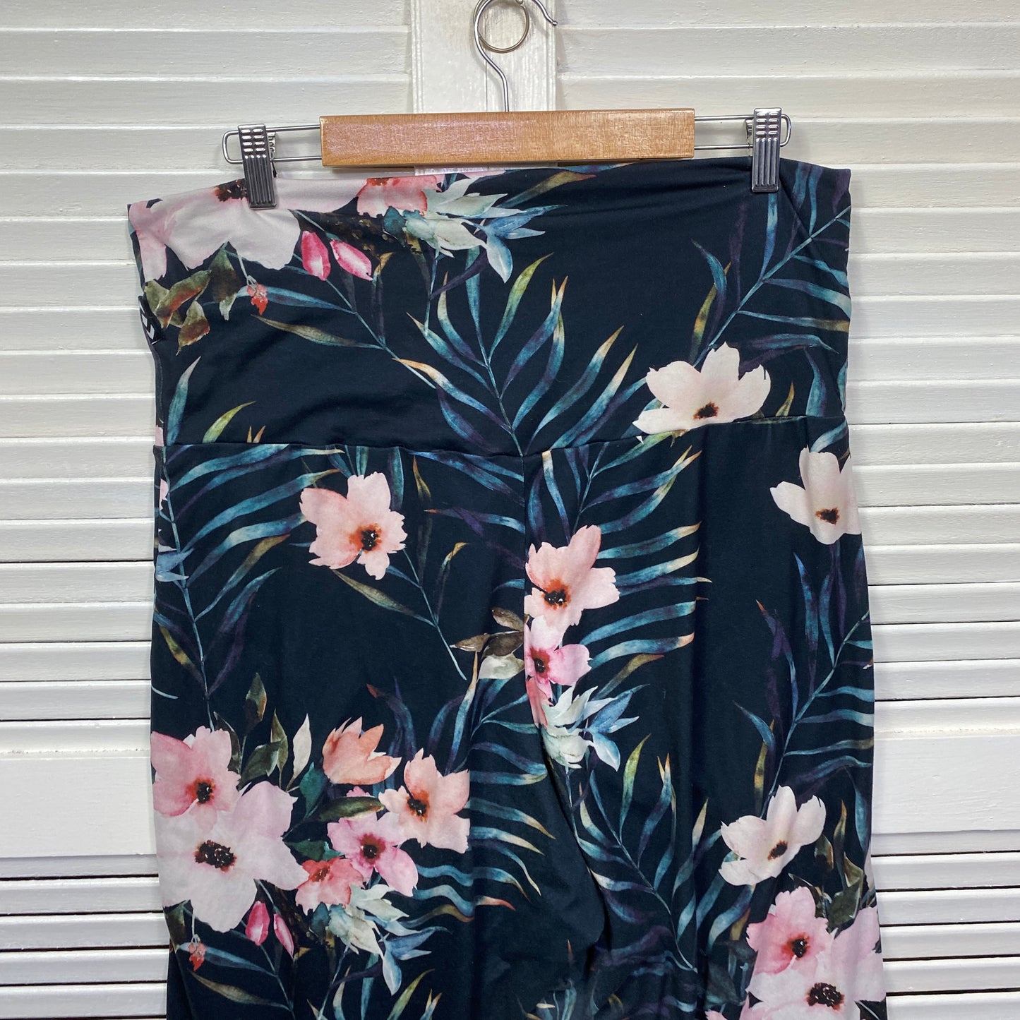 Exoticathletica Capri Leggings Pants Size XXL Soft Touch Pockets Floral