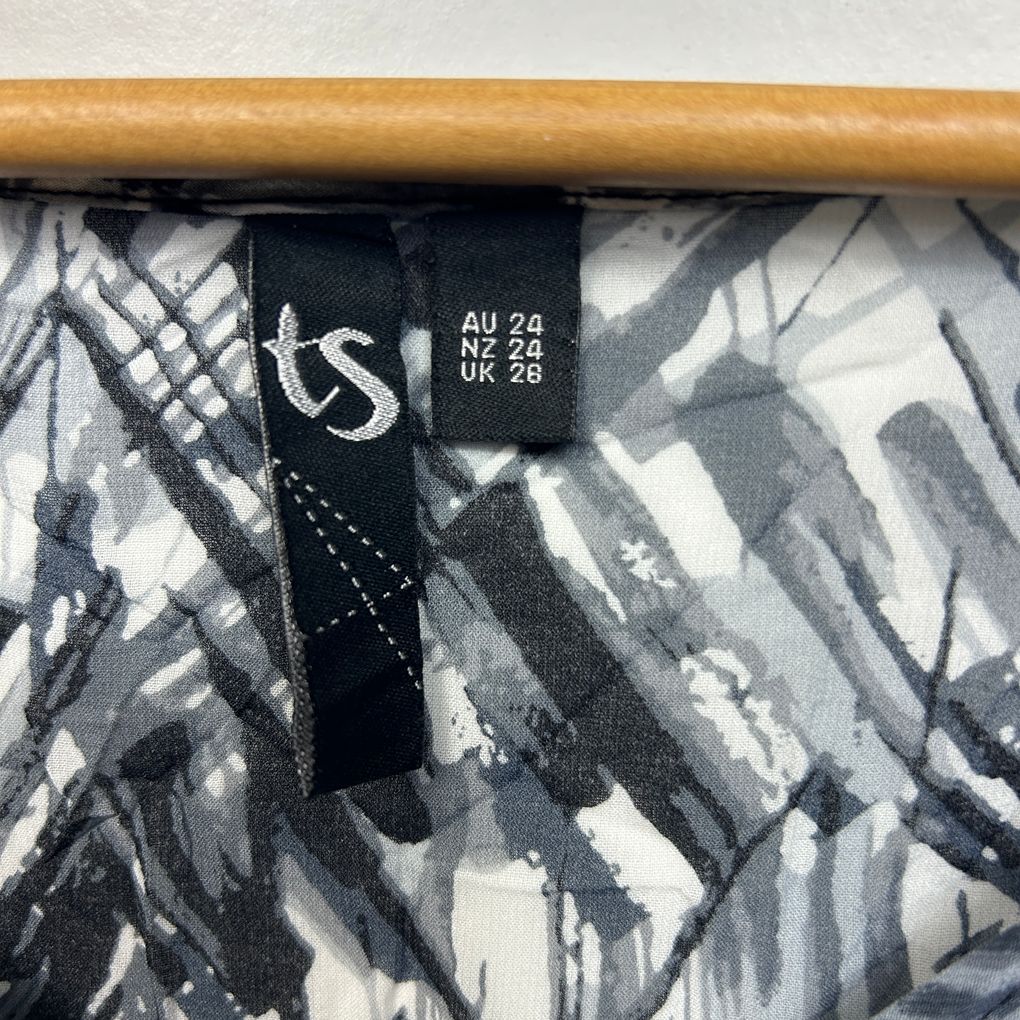 Taking Shape Black and White Print Top - Size 24