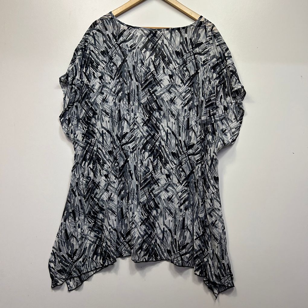 Taking Shape Black and White Print Top - Size 24