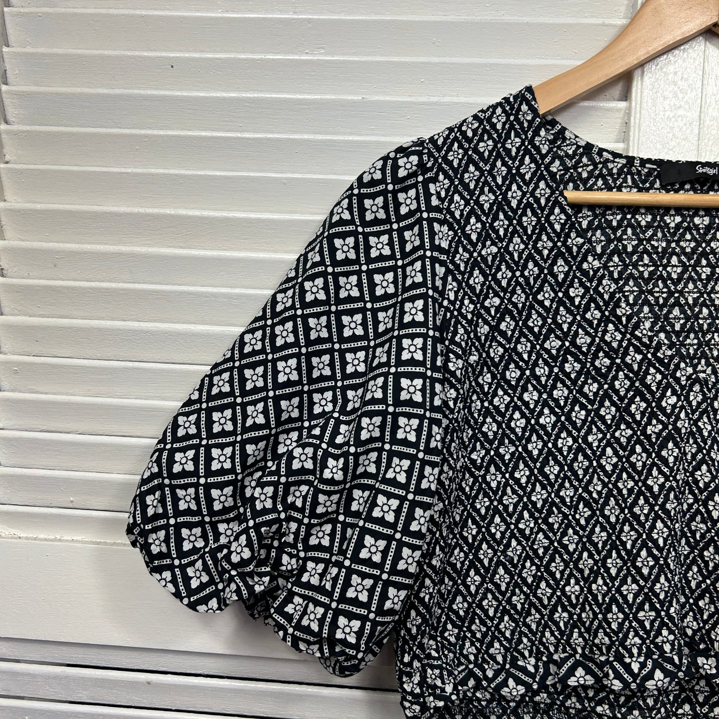 Sportsgirl Top Size 16 Black White Crop Billow Sleeve